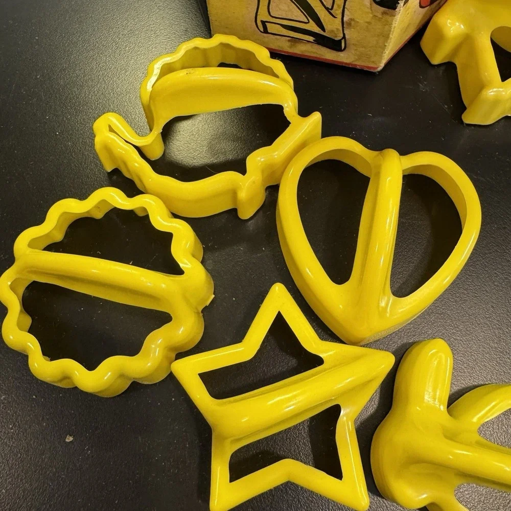 Vintage 1940s-1950s Hutzler Plastic Cookie Cutters 8 Piece with Box‎ Yellow